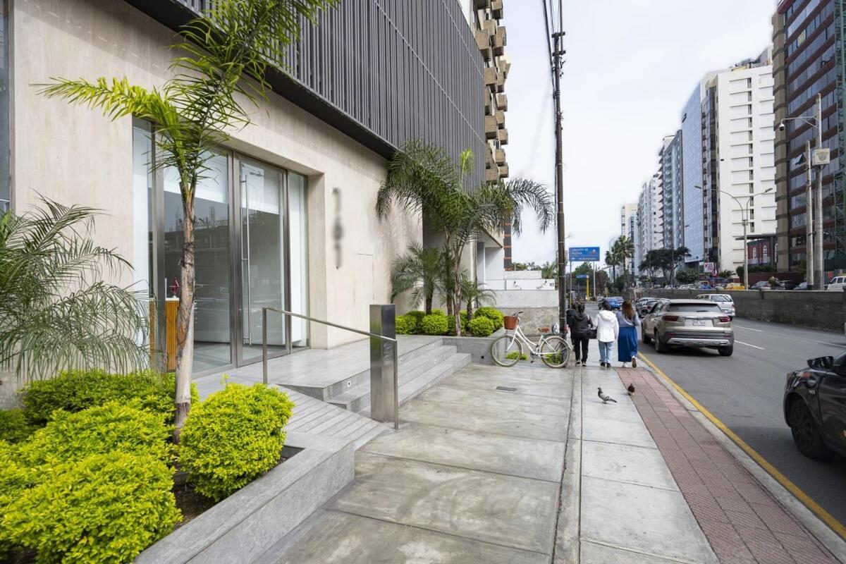 Balta - With Panoramic View In Kennedy Park Lima